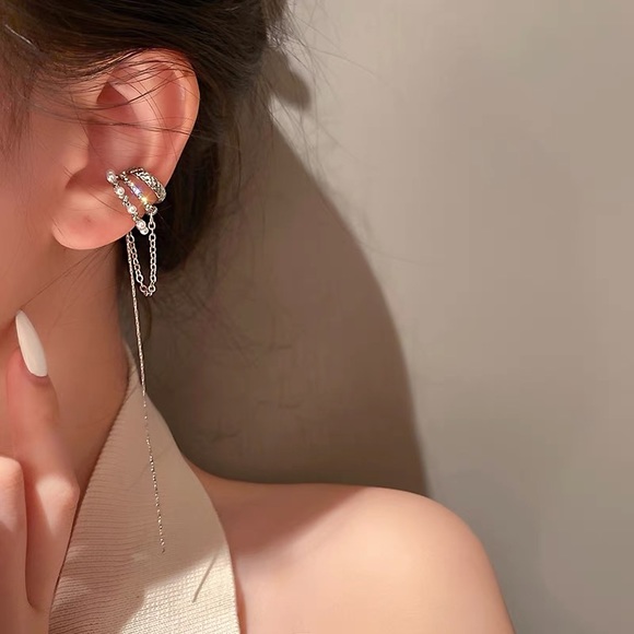 Cool earcuff with long chain - Picture 1 of 2